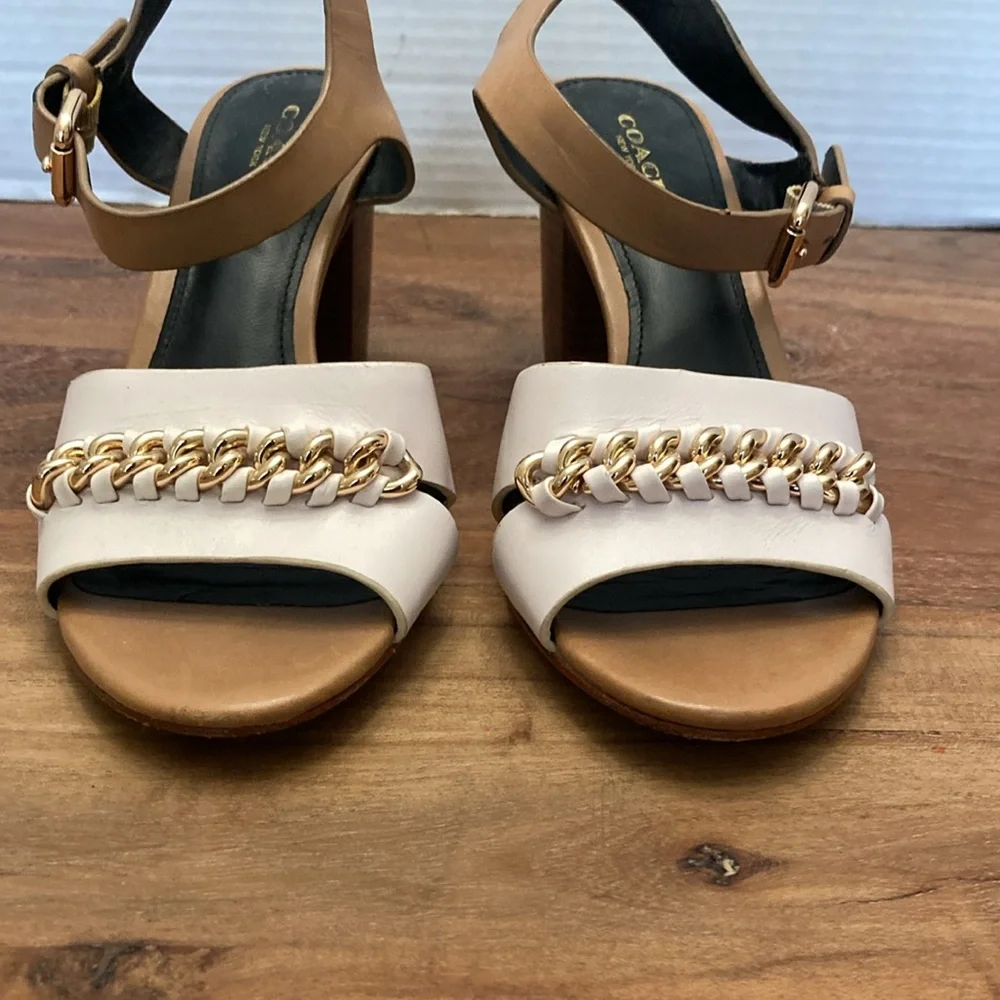 Coach SANDALS. Women's Two-Tone Tan & White Block Heel Sandal with Chain Detail. - Picture 5 of 9